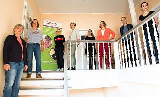 Wegen der geltenden Abstansdregeln hat sich das Team von femina vita für das Pressefoto im Treppenhaus aufgestellt. - Ralf Bittner