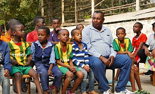 Der Leiter des Kinderdorfs, Ato Girma Melese, mit einigen Kindern im Kinderdorf. - Privat