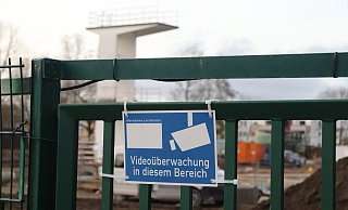 Dieses Schild weist auf die Videoüberwachung auf dem Bünder Freibad-Gelände hin. Das ist allerdings auch eine private Fläche. - Niklas Krämer
