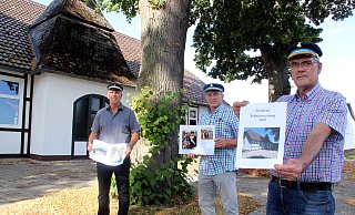 Der 2. Vorsitzende Carsten Sommerfeld (v. l.), Oberst Jörg Köring und der Vorsitzende Thomas Sommerfeld mit den beiden Linden, die vor 100 Jahren vor der Schützenhalle gepflanzt wurden. - Burkhard Battran