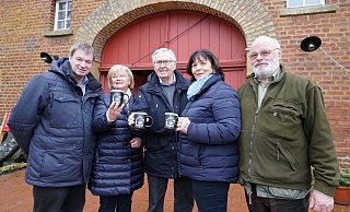 Bezirksbürgermeister Gerhard Haupt (v. l.), Lisa Jost (Inner Wheel), Vereinsvorsitzender Eberhard David, Hilde Schöppner (Inner Wheel) sowie der stellvertretende Vereinsvorsitzende Uwe Tiemann stoßen mit den hofeigenen Tassen auf ein gutes Gelingen des Sonderbus-Projekts an. - Peter Unger