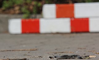 Festgeschweißt: Ein Rettungswagen mit Patient kam Karfreitag nicht durch die Absperrung Am Hambkebach. Jetzt ermittelt die Polizei. - Ulf Hanke