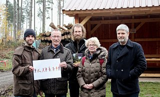 Archäologe Fritz Jürgens (v. l.), Bürgermeister Hans Hermann Bluhm, Archäologe Nils Wolpert, Touristik-Vertreterin Birgit Griese-Lödige und Lichtenaus Wirtschaftsförderer Matthias Preißler vor der Schutzhütte am Wanderparkplatz. - Burkhard Battran