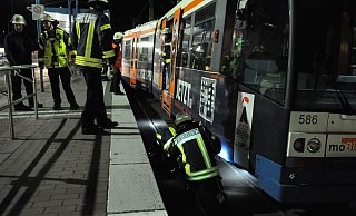 Entgleist: Der hintere Teil des Zuges liegt neben dem Gleis. Feuerwehrleute bereiten sich vor, die tonnenschwere Bahn mit Spezialtechnik wieder zurück zu schieben. - Jens Reichenbach