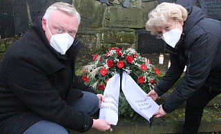 Bürgermeister Daniel Hartmann und Jacob-Pins-Vorstand Eva Greipel-Werbeck legen am Mahnmal auf dem Höxteraner jüdischen Friedhof einen Kranz nieder. - Burkhard Battran