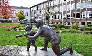 Das Gymnasium am Waldhof ist sehr gefragt. Erst wurden regelmäßig Mehrklassen gebildet, dann vor zwei Jahren ein vierter Zug eingerichtet. Für die Erweiterung kommt das Haus des Handwerks (hinten links) in Betracht. Allerdings stocken die Pläne. - Barbara Franke