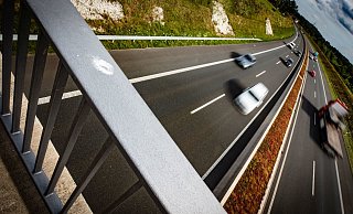 Auf dem Geländer der Brücke Queller Straße, die Obersteinhagen mit Quelle verbindet, ist noch ein weißer Klecks zu sehen. Von hier hatten Jugendliche am Sonntag Farbe auf die Windschutzscheibe einer Autofahrerin gekippt. - Mike-Dennis Müller / www.mdm.photo