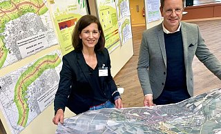 Sandra Buschkühl von Straßen NRW und Bürgermeister Ulrich Berger mit den Plänen für die Umgehungsstraße. - Jens Reddeker Sandra Buschkühl von Straßen NRW und Bürgermeister Ulrich Berger mit den Plänen für die Umgehungsstraße. - Jens Reddeker