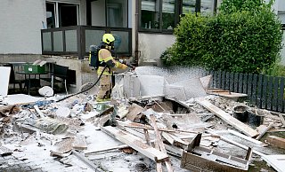 Unter Atemschutz löscht die Paderborner Feuerwehr den Brand im Hof des Mehrfamilienhauses. - Ralph Meyer