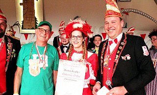 Doppel-Ordensträger Armin Sander (v. l.) mit Assistentin Denise Kreter und Präsident Ansgar Engemann. - Burkhard Battran