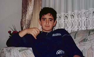 Aykut Anhan als Schüler, bevor er zum Straßenrapper "Haftbefehl" wurde - gehören sein Leben und Werk auf den Lehrplan? - --/Netflix /dpa