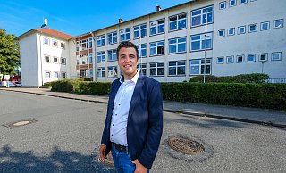 Seinen Kindern habe er "seine" Schule auch schon gezeigt, berichtet Pascal Pooch (36), neuer Leiter der Brocker Schule. Sie seien absolut begeistert gewesen. - Andreas Zobe Seinen Kindern habe er "seine" Schule auch schon gezeigt, berichtet Pascal Pooch (36), neuer Leiter der Brocker Schule. Sie seien absolut begeistert gewesen. - Andreas Zobe