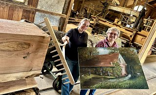 Harkenherstellerin und Fest-Mitorganisatorin Ela Brunzendorf (l.) und Harkenpinn-Mitglied Bernhild Heiermeier präsentieren im Sägewerk Böddeker, wie wertvoll altes Handwerk heute noch ist. - Jens Reddeker