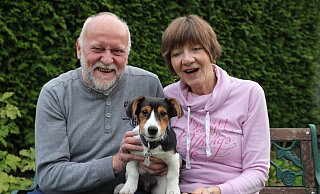 Dirk und Kathrin Kleineberg freuen sich, dass sie ihren Paul wohlbehalten zurückbekommen haben. - Frank-Michael Kiel-Steinkamp