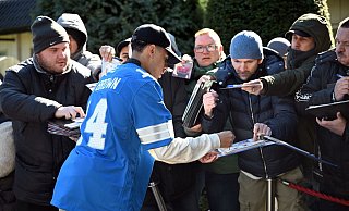 Im NFL-Look: Jamal Musiala kommt beim DFB-Hotel an. - Federico Gambarini/dpa