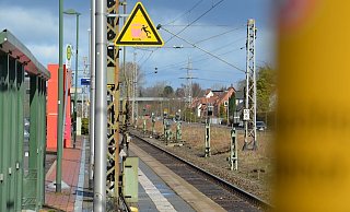 Eine Gruppe von vermutlich bis zu sechs Heranwachsenden hat in der Nacht zu Sonntag am Bahnhof in Lahde randaliert. - Oliver Plöger (Symbolfoto)