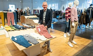 Brax-Geschäftsführer Marc Freyberg präsentiert Modeneuheiten erstmals in einem neuen Showroom im „Weißen Haus“ und bietet industrielles Flair. Bei Brax trägt Mann Cordhosen in verschiedenen Farben und mit einer konischen Passform. - Ralf Bittner