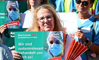 Mitarbeiter und Mitarbeiterinnen von Krankenhäusern protestieren am 20.09.2023 auf dem Schlossplatz in Stuttgart. Nach einer Umfrage unter den 600 größten deutschen Kliniken aus dem Sommer schreibt über die Hälfte rote Zahlen. - Bernd Weißbrod/dpa