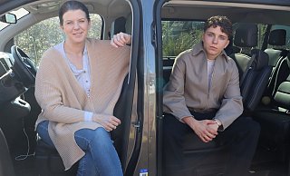 Kerstin Schulz-Höfel und Sohn Sam starten bald mit ihrem besonderen Fahrservice. Der Siebensitzer soll dafür noch "aufgemotzt" werden. - Shannon-Lee Bendig