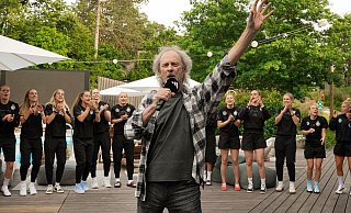 Wolfgang Petry macht Stimmung in Herzogenaurach. - Yuliia Perekopaiko/DFB/dpa