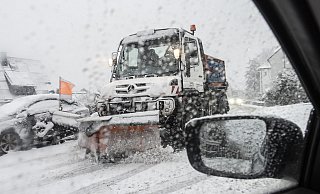 Ein Schneepflug in Bielefeld. In großen Teilen von OWL war am Donnerstag Schneeräumen angesagt. - Jörg Dieckmann