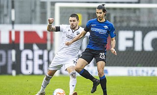 SCP-Verteidiger Marcel Correia (r.), der sich hier gegen Sandhausens Torjäger Pascal Testroet durchsetzt, zeigte am Samstag wohl sein bislang bestes Spiel im Paderborner Trikot. - picture alliance/dpa