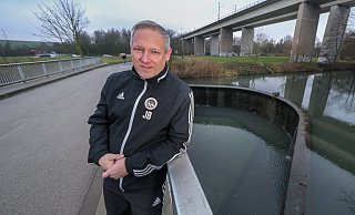 Fühlt sich wohl am Platz unter dem Viadukt: Jan Barkowski hat beim Vfl Schildesche um ein Jahr verlängert. Foto: Andreas Zobe - Foto: Andreas Zobe/NW