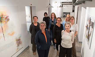 Kunst im Zellentrakt: Susanne Albrecht (vorn, v. l.), Gisela Wäschle, Kristine Wedgwood-Benn (dahinter. v. l.), Alexandra Sonntag, Angekika Höger, Nina Koch und Katharina Hagemann zeigen sieben Arbeiten im Zellentrakt. Kuratiert wurde die Aussrellung von Elke Brunegraf (hi.). - ralf bittner