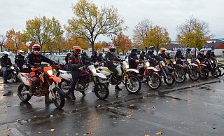 Die Motorrad-Crew „TDC" führte die Gedenkfahrt für ihr verstorbenes Mitglied an. Von Barkhausen fuhren sie gemeinsam zur Unfallstelle nach Frille. - Sebastian Radermacher
