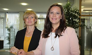 Weil Isabel Henrichs und Gabi Rensinghoff gleich einen Verdacht hatten, ging eine fünfstellige Summe nicht an die Betrüger. - Eva Mikolajczak