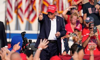 Die Rede- und Versammlungsfreiheit dürfe von nichts und niemandem eingeschränkt werden, teilt Trump mit. - Gene J. Puskar/AP/dpa