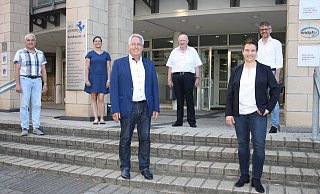 Vor dem Kreishaus: Landrat Jürgen Müller und seine Herausforderin Dorothee Schuster (vorne) stellten sich den Fragen von Ulf Dreier (hinten v. l.) , Colette Pöppel-Stadelmann, Dieter Steffen und Nils Wörmann vom Vorstand des Kreissportbundes. - Thomas Vogelsang