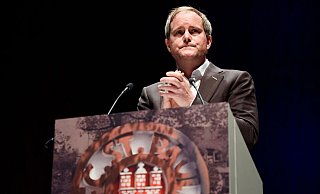 Pauli-Präsident Oke Göttlich möchte mitbestimmen, welche Staaten bei der Fußball-EM 2024 im Hamburger Millerntor-Stadion trainieren dürfen. - Gregor Fischer/dpa