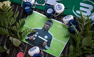 Trauer: Blumen, Kerzen, Schals und Briefe mit Abschiedsworten liegen am im Januar 2015 nach dem Tod von Junior Malanda vor der Volkswagen Arena in Wolfsburg. - dpa