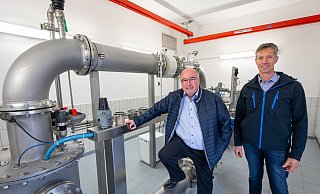 Michael Bernemann (l.) und Andreas Benstein stehen in einem Brunnengebäude der Wasserwerke. - Niklas Tüns