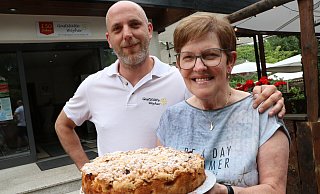 Franz Weyher mit seiner Mutter Adelheid und einem ihrer berühmten Apfelkuchen vor der bekannten Paderborner Gaststätte. - Holger Kosbab
