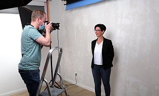 Dennis Meier knipst die Wahlkampffotos für Nadin Quest. Die Herforderin möchte Bürgermeisterin inBarsinghausen werden. - Frank-Michael Kiel-Steinkamp