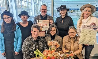 Ulrike Nutt-Breker (vorn, v. l.), Andrea Knoke und Hildegard Maas sowie die Organisatorinnen Ninja Bröker (hinten, v. l.), Silvia Vandieken, Bernhard Fischer (Kulturring), Evelyn Walker-Fimmel und Gleichstellungsbeauftragte Ulrike Nolte. - Burkhard Battran