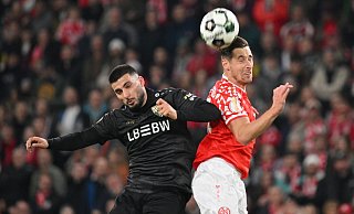 Schenkten sich nichts: Deniz Undav und Dominik Kohr im Luftduell. - Torsten Silz/dpa