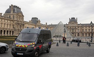 Die Ermittler melden nach dem Raubüberfall auf den Louvre einen weiteren Fahndungserfolg. (Archivbild) - Thibault Camus/AP/dpa