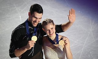 Nikita Wolodin (l) und Minerva Hase könnten bei der Eiskunstlauf-WM in Boston ihre Saison krönen. - Sergei Grits/AP/dpa