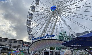 Bürgermeister Tim Kähler begrüßt die Besucherinnen und Besucher zur City-Kirmes vor dem Riesenrad. - Dana Johanna Stoll