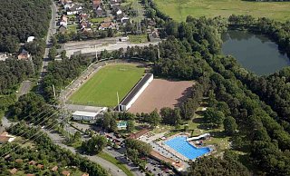 Das Hermann-Löns-Stadion mit seinem Sportgebäude (im Vordergrund links). - Gerd Vieler