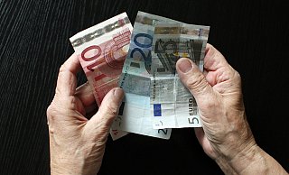 Das Geld ist knapp: Immer mehr Menschen kommen nicht mehr ohne Sozialhilfe über die Runden. - dpa