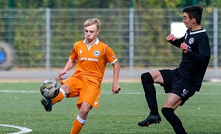 Gute Ballbehandlung: Arminias B-Junior Jordan Spaniol (l.) überlistet seinen Delbrücker Gegenspieler. Am Ende heißt es 1:1. - Foto: Andreas Zobe/NW