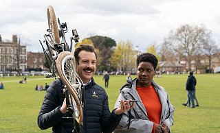 Jason Sudeikis als Ted Lasso und Sarah Niles als Sharon in «Ted Lasso». - Colin Hutton/Apple TV+ /dpa