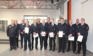 Kreisbrandmeister Stefan Nostiz (v. l.), Wehrführer Ulrich Engelke und Bürgermeister Johannes Schlütz mit den Neueinsetzungen. - Burkhard Battran