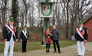 Unter besonderen Umständen präsentieren den Film (v. l.) Frank Höber (Zugführer Westzug), Oberst Heinz Sonntag, Monika und Meinolf Votsmeier (Königspaar 1997) und Thorsten Beine (Zugführer des Ostzuges). - Schützen/Modler