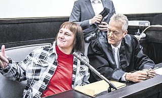 Gute Laune: Angelika W., neben ihr Verteidiger Peter Wüller, strahlte geradezu ins Publikum. Nachdenklich einer der Verteidiger ihres Ex-Mannes, Rechtsanwalt Carsten Ernst. - Marc Köppelmann