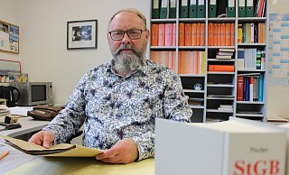 An seinem vorletzten regulären Arbeitstag lädt Oberstaatsanwalt Ralf Vetter zum Abschieds-Interview. Bei der Staatsanwaltschaft Detmold war der 66-Jährige vor allem für die Verfolgung politischer Straftaten zuständig. - Janet König